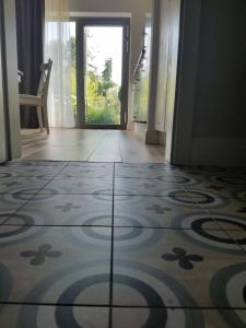 a hallway with a tiled floor and a door at Webergarten in Oestrich-Winkel