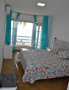 a bedroom with a bed with a view of the ocean at APARTAMENTO FRENTE AL MAR,PRIMERA LINEA in Rincón de la Victoria