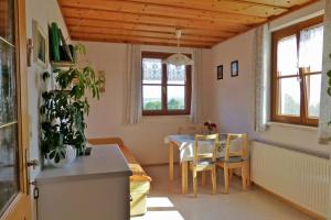 kuchnia i jadalnia ze stołem i krzesłami w obiekcie Desl´s little farm w mieście Waldburg