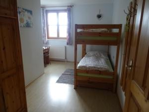 sypialnia z łóżkiem piętrowym i oknem w obiekcie Desl´s little farm w mieście Waldburg +16 zdjęć