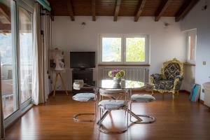 TV a/nebo společenská místnost v ubytování J&J House