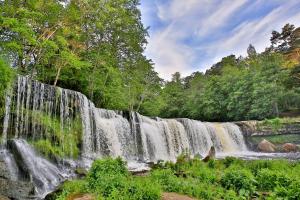 una cascata in mezzo a un fiume di Schloss Fall, Keila-Joa a Keila-Joa