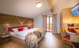 Postel nebo postele na pokoji v ubytování Bachgut - Das Resort am Berg
