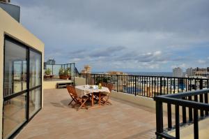 En balkon eller terrasse på City Living Suite Tk 3 Rm 1