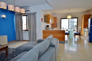 Il comprend un salon avec un canapé et une cuisine. dans l'établissement City Living Suite Tk 3 Rm 1, à San Ġiljan