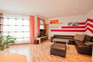 a living room with a couch and a tv at Ferienhaus MelBe in Seeboden