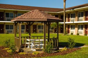 Κήπος έξω από το Roadstar Hotel Zephyrhills
