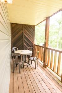 En balkon eller terrasse på Timber Pointe Resort