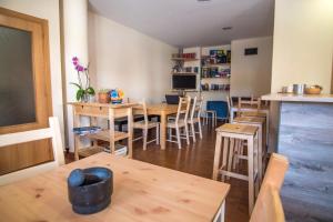Posezení v ubytování Albergue de Prioro + 20 fotografií