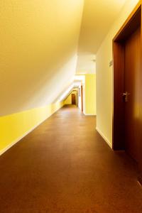 an empty room with a door open at Hotel am Schillerplatz in Pleidelsheim