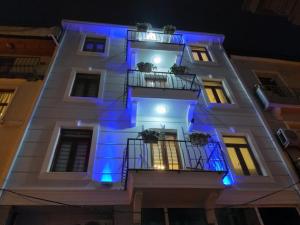 un edificio con luces azules en el lateral. en Pera Colour House, en Estambul