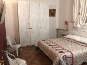 Aquila Di Mare tesisinde bir odada yatak veya yataklar