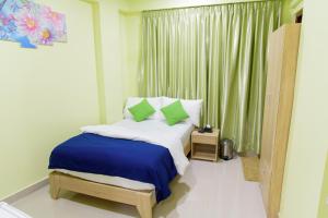 Postel nebo postele na pokoji v ubytování Tourist Inn