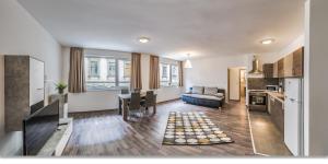 een grote woonkamer met een bank en een tafel bij Nova City Apartments in Boedapest