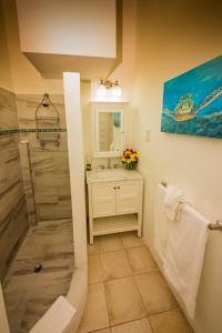 Ванная комната в Oasis Marigot +6 фотографий