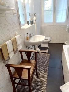 La salle de bains blanche est pourvue d'un lavabo et de toilettes. dans l'établissement Casa vacanze "Borahall", à Trieste