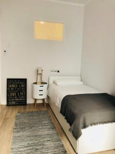 Säng eller sängar i ett rum på Moderno apartamento, central e confortável