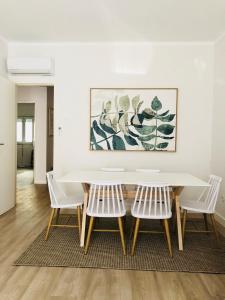 Et opholdsområde på Moderno apartamento, central e confortável