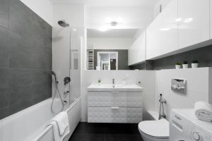 Kúpeľňa v ubytovaní Konstruktorska P&O Serviced Apartments + 28 fotografií