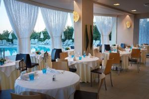 A restaurant or other place to eat at Jesolopalace Hotel & Aparthotel