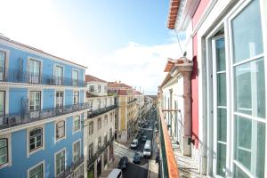 uma vista para uma rua da cidade com edifícios em Madalena 133 em Lisboa