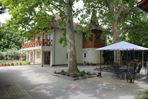 ヘーヴィーズにあるSzántó Villaの木の家