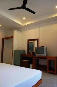 1 dormitorio con 1 cama y ventilador de techo en Hacienda Phuket, en Patong Beach