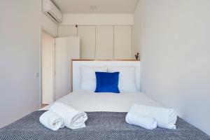 een slaapkamer met een bed met twee handdoeken erop bij Casa Eclea Lisbon Belem Design Apartment in Lissabon