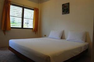 Postel nebo postele na pokoji v ubytování Hacienda Phuket
