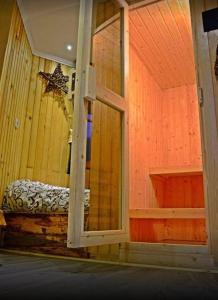 a room with a bed in a wooden wall at Royal Village Kotromanićevo in Vranduk