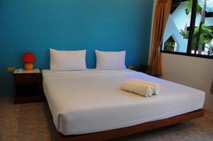 Postel nebo postele na pokoji v ubytování Hacienda Phuket