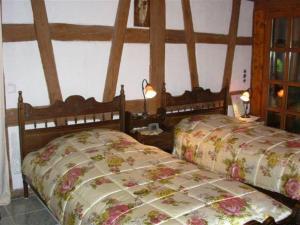 2 nebeneinander sitzende Betten in einem Schlafzimmer in der Unterkunft Talblickhof in Sankt Georgen im Schwarzwald