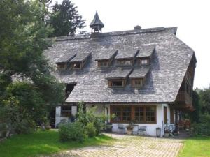 ein großes Haus mit einem Schiebedach in der Unterkunft Talblickhof in Sankt Georgen im Schwarzwald