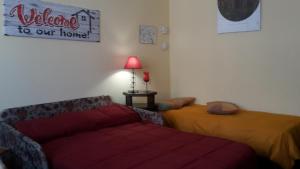 salon z kanapą i łóżkiem w obiekcie Vr Albenga w Albendze