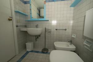 Ein Badezimmer in der Unterkunft Condominio Dunelba