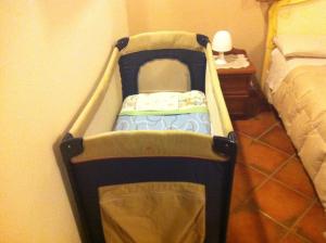 a small bed in a small room at Aquila Di Mare in Fiumicino