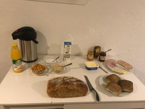 een tafel met brood en andere voedingsmiddelen bij Hotel Ikast in Ikast