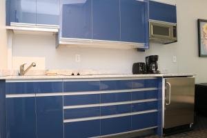 una cocina con armarios azules y fregadero en Stylish Newbury Street Studio, #11, en Boston