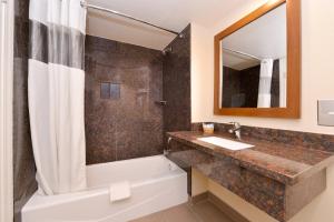 Kylpyhuone majoituspaikassa Bay View Inn - Morro Bay