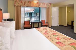 Un pat sau paturi într-o cameră la Bay View Inn - Morro Bay