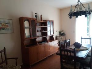 une salle à manger avec une armoire en bois et une table dans l'établissement Cabañas El Tirol, à La Falda