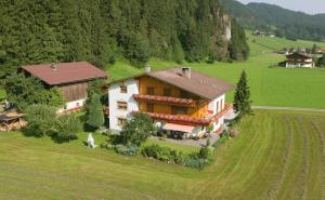 eine Luftansicht eines Hauses auf einem Feld in der Unterkunft Lippnerhof in Aschau