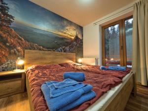 - une chambre avec un lit et des serviettes bleues dans l'établissement Apartmanovy Dom Vila Vista, à Demänovská Dolina