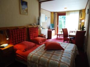 a bedroom with a bed with a red head board at Claes Compaen in Midsland