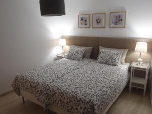 Łóżko lub łóżka w pokoju w obiekcie Clara's sun apt