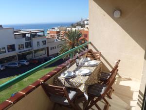 una mesa en un balcón con vistas al océano en Clara's sun apt en Morro del Jable