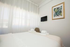 ポルトにあるML Apartments Charming Roomsの白いベッドと窓のある白い寝室