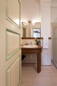 een badkamer met een wastafel en een spiegel bij Casa Melide 1 in Bormio