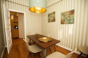 uma sala de jantar com mesa e cadeiras em ML Apartments Charming Rooms em Porto