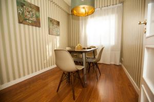 ポルトにあるML Apartments Charming Roomsのダイニングルーム(テーブル、椅子3脚付) +37枚の写真